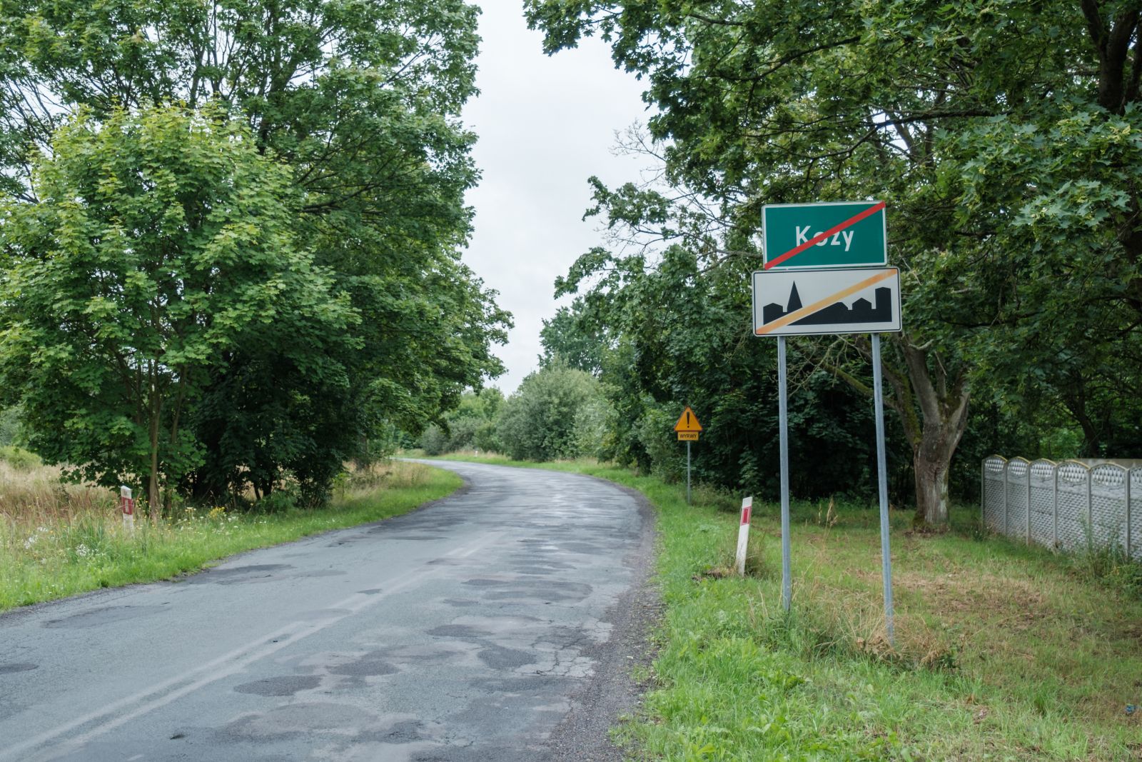 droga powiatowa 1740Z na odcinku od miejscowości Kozy w kierunku Dobrzan, widoczna tablica miejscowość Kozy